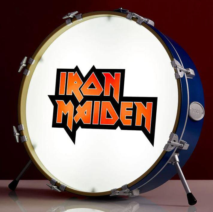 Eine Trommel mit 'Iron Maiden'-Logo und blauen und goldenen Farben, mit rotem Hintergrund.