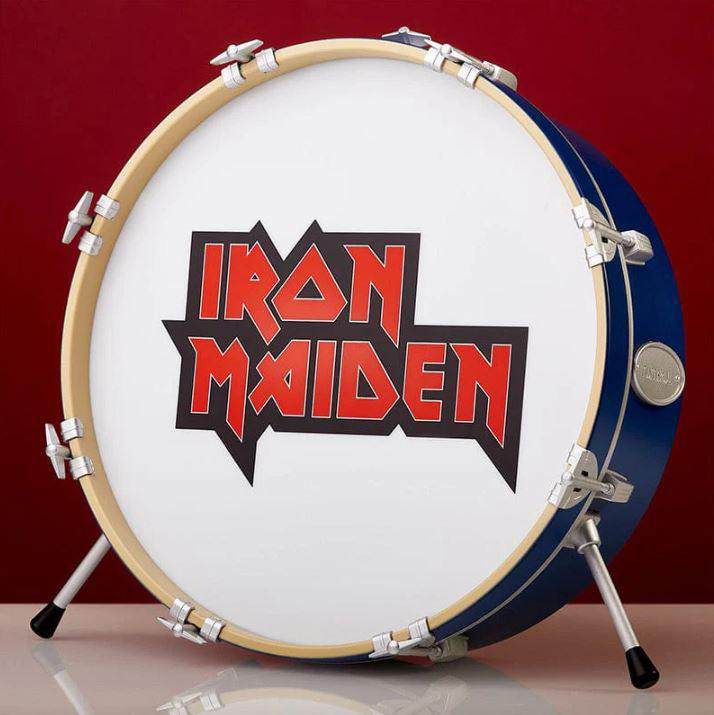 Eine Trommel mit dem Iron Maiden Logo. Die Trommel ist weiß, blau und hat einen Holzrand.