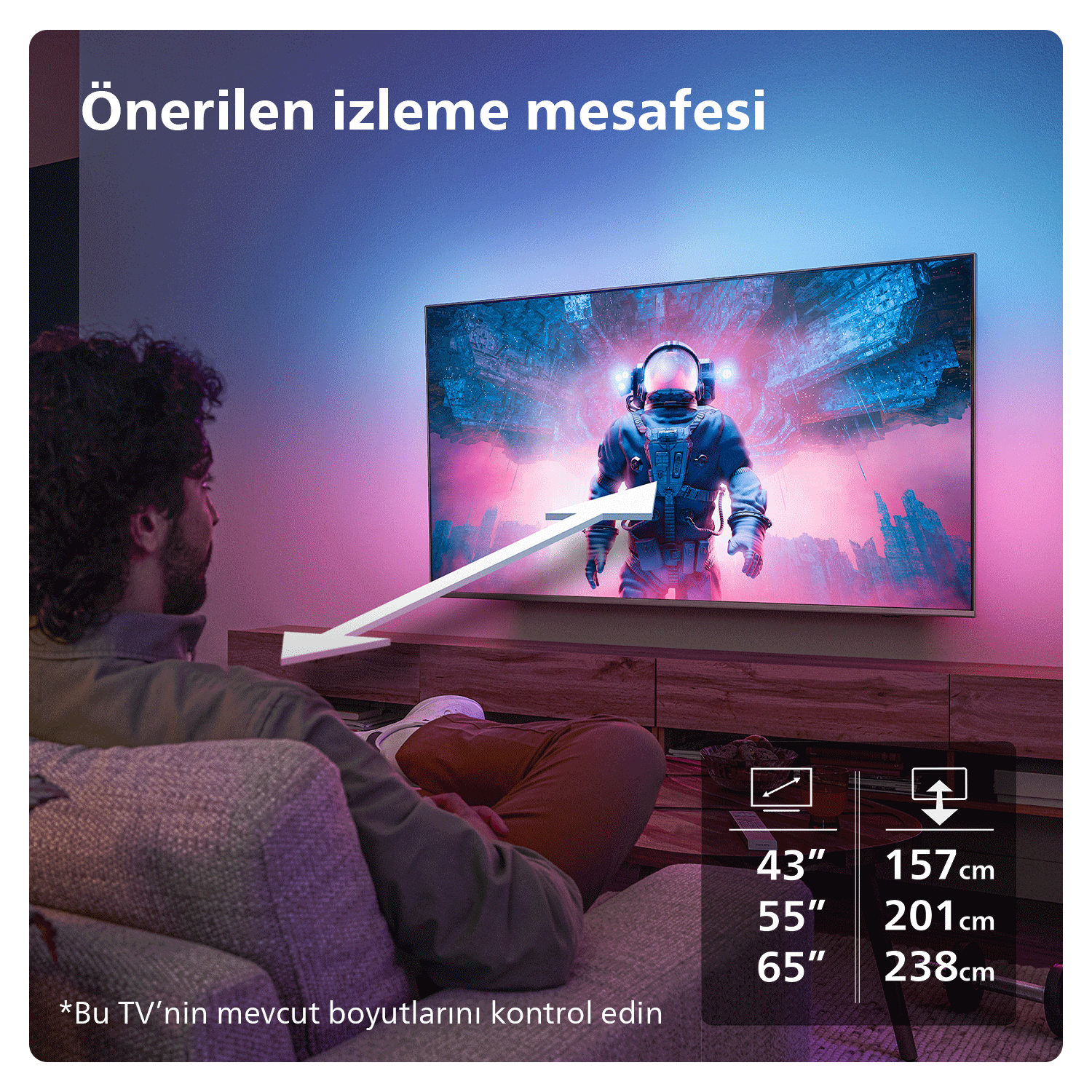 Bir adam TV'ye bakıyor. TV bir uzay adamı gösteriyor. Yanındaki metin izleme mesafelerini öneriyor.
