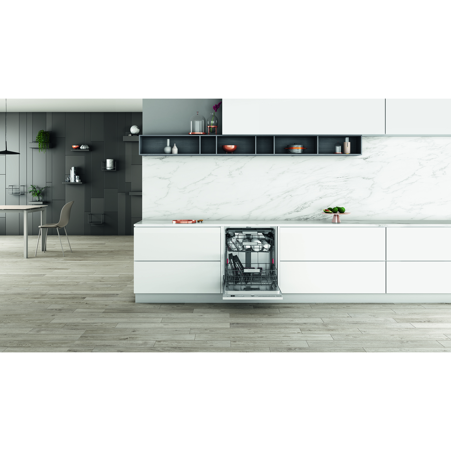 Un frigorifero aperto, bianco e grigio, che mostra l'interno.