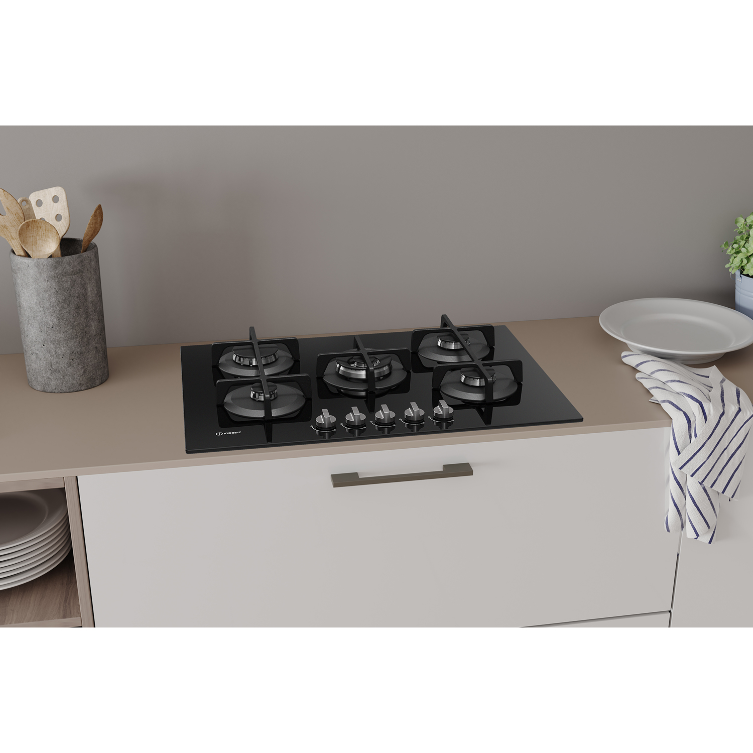 Fornello a gas nero su un piano cucina. Include bruciatori e manopole.