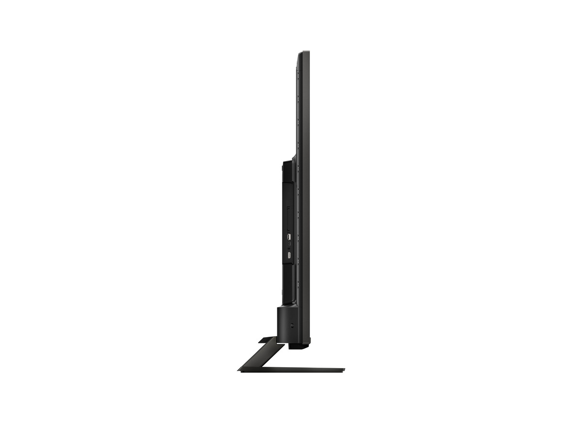 Siyah bir TV'nin yan görünümü. TV bir stand üzerinde, beyaz bir arka plan ile. TV ince.
