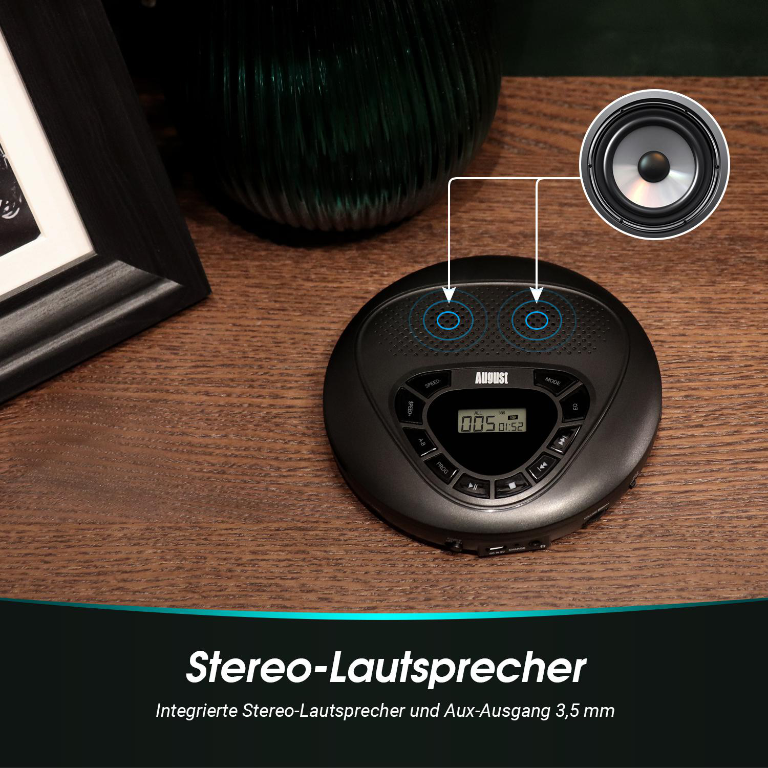 Schwarzer Audioplayer mit dem Text 'AUGUST' und Stereolautsprechern. Er hat ein Display und Tasten.