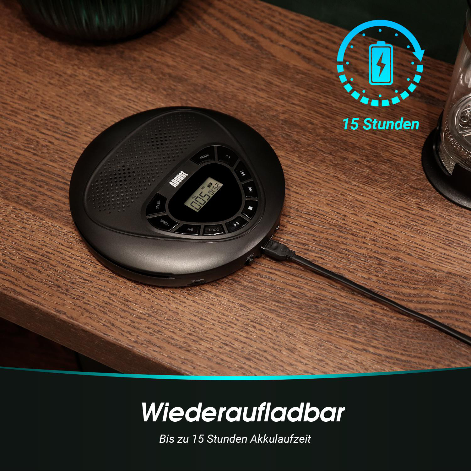 Ein schwarzer CD-Player auf einer Holzoberfläche, mit eingestecktem Netzkabel.