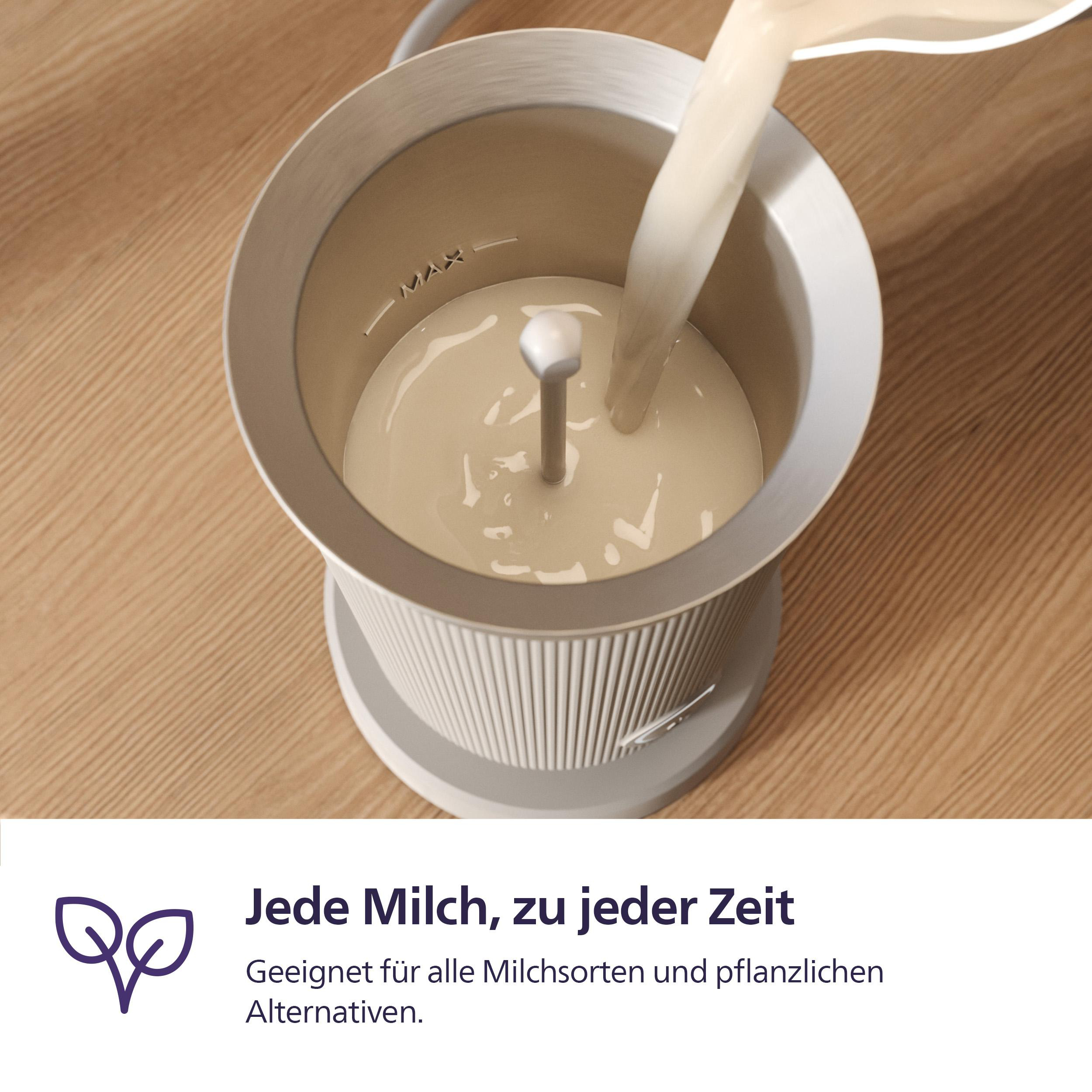 Ein Milchaufschäumer, in den Milch gegossen wird. Der Text lautet "Jede Milch, zu jeder Zeit".
