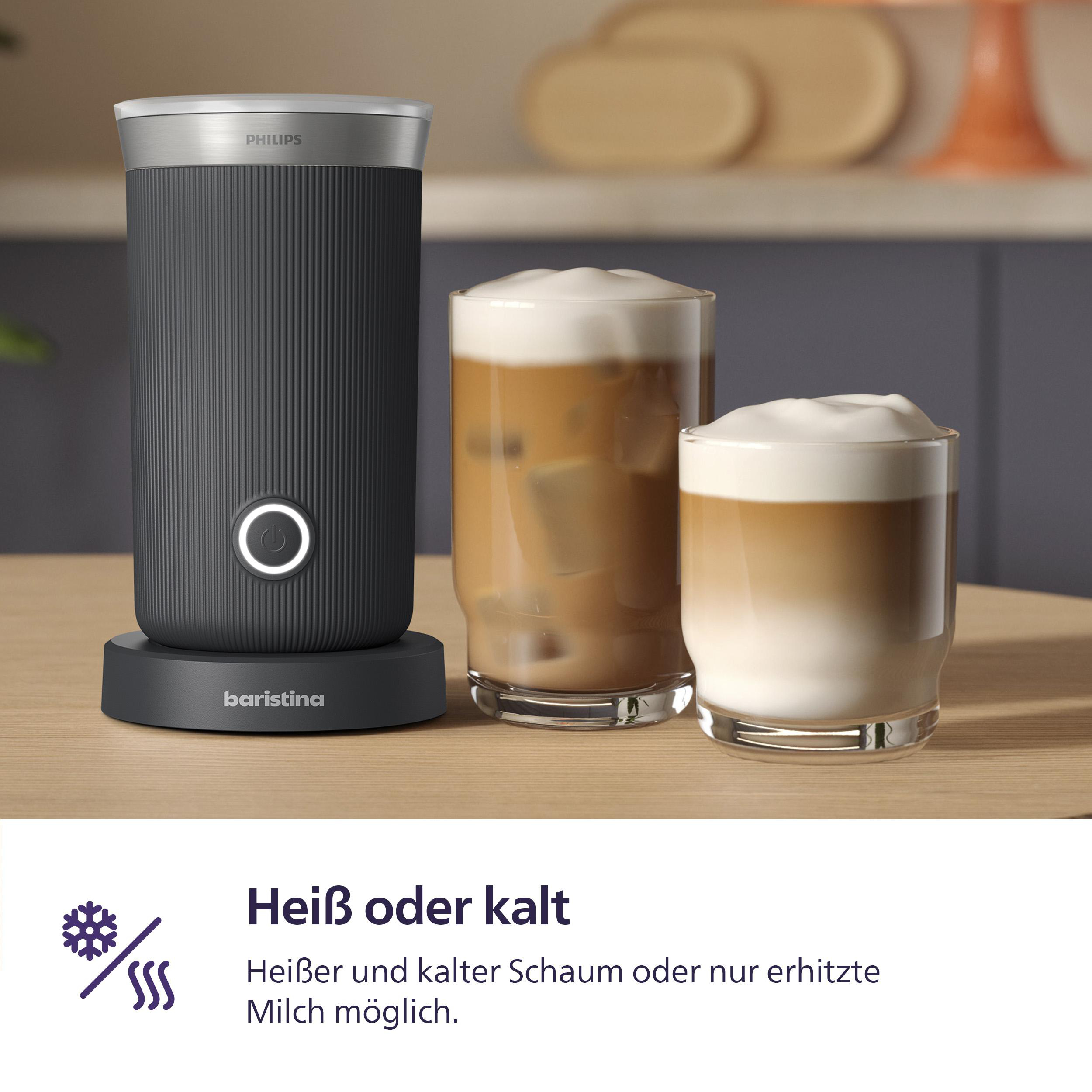 Eine offene Kaffeemaschine mit einem Latte-Glas und einem Milchaufschäumer. Beige Farbe. Weißer Hintergrund.