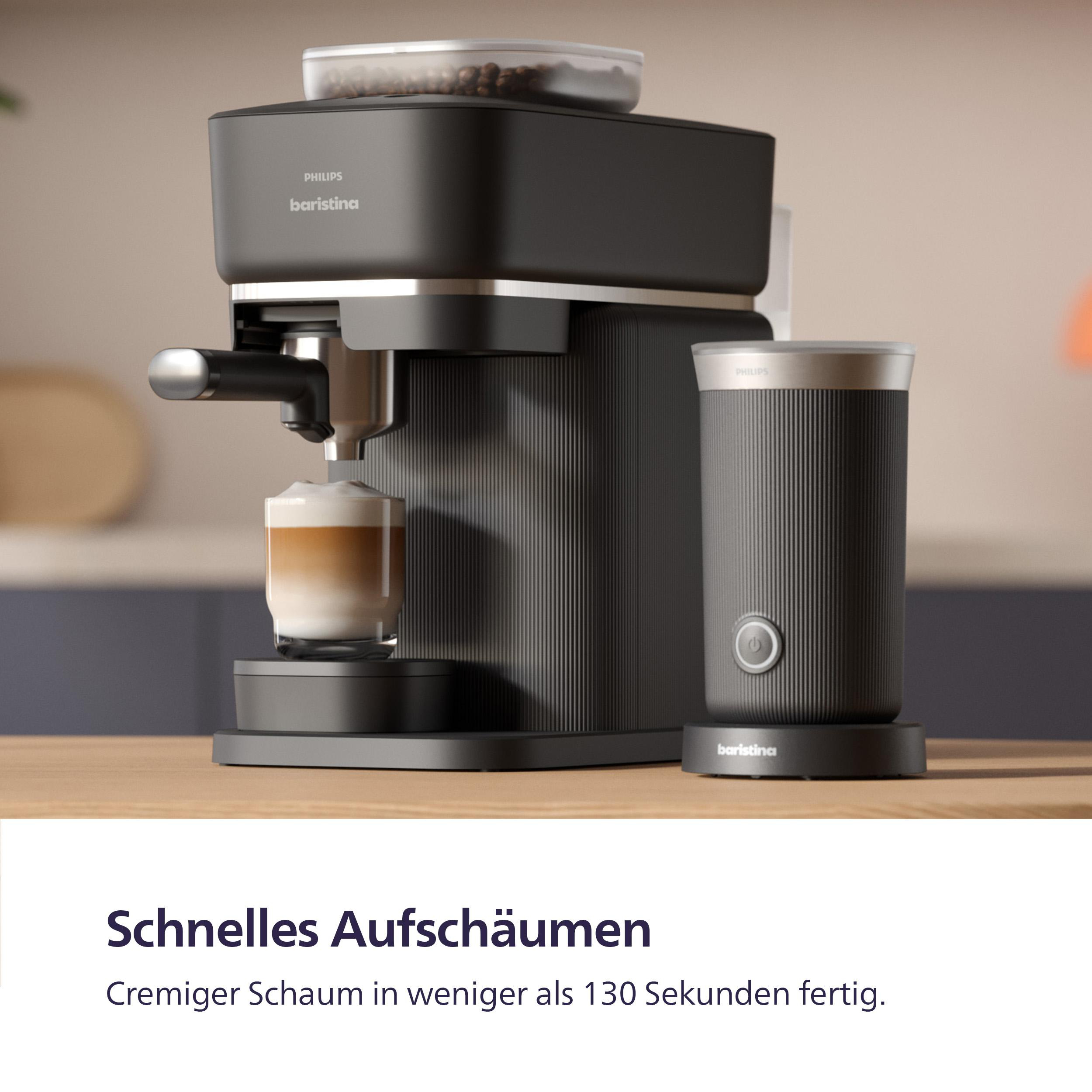 Kaffeemaschine mit Latte Macchiato und separatem Milchaufschäumer auf Holzoberfläche.