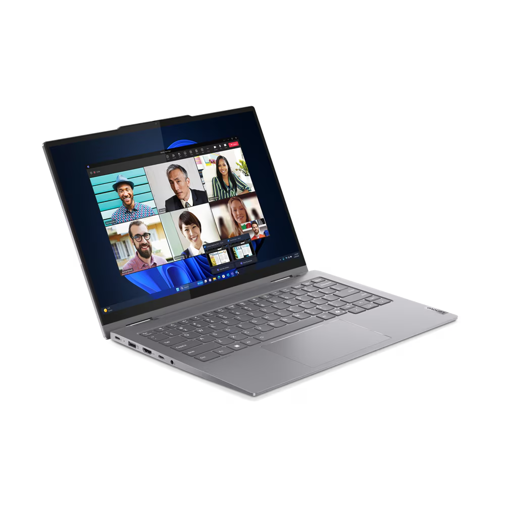 Ordenador portátil que muestra una videoconferencia con varias personas. Sobre una superficie.