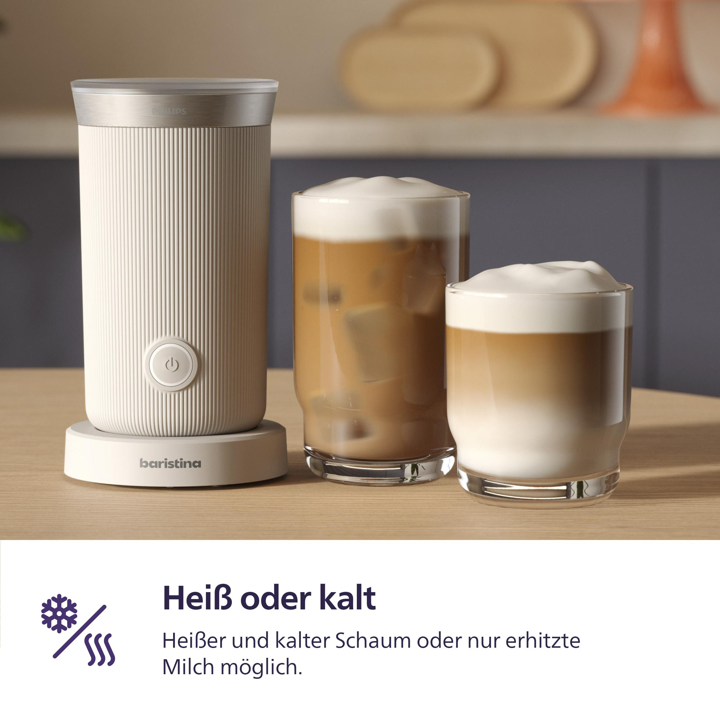 Ein weißer elektrischer Milchaufschäumer mit zwei Kaffeegläsern, eines mit Eis, das andere mit Schaum oben drauf.