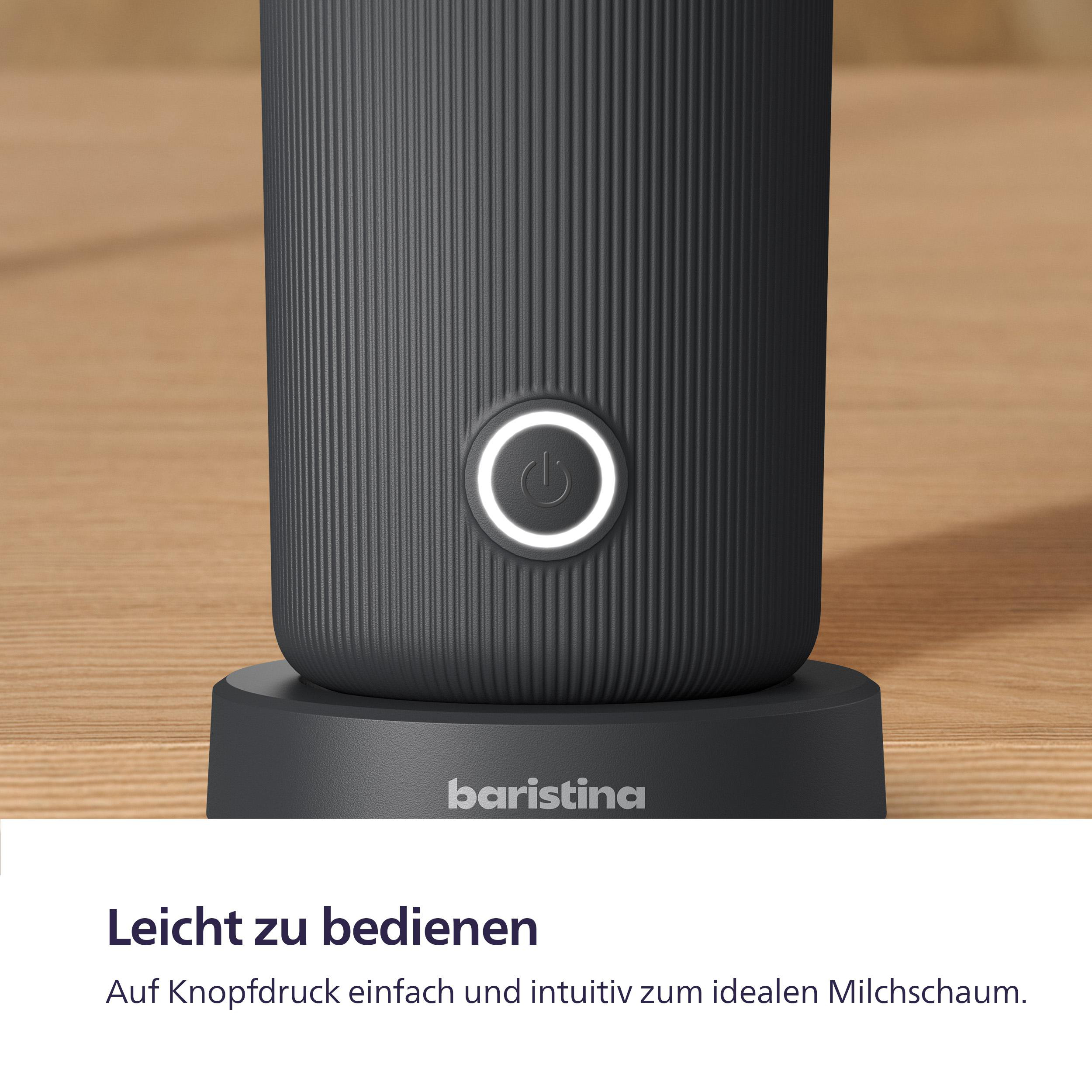 Dunkelgrauer Milchaufschäumer auf Sockel. Ein Einschaltknopf leuchtet. Baristina gedruckt.