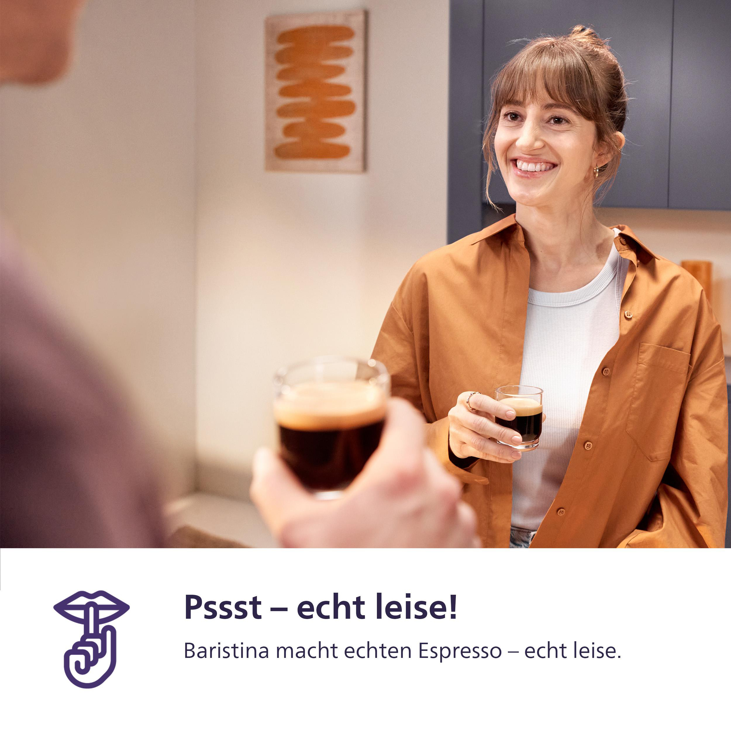 Zwei Personen halten Kaffeetassen. Einer lächelt. Text: „Pssst – echt leise!“