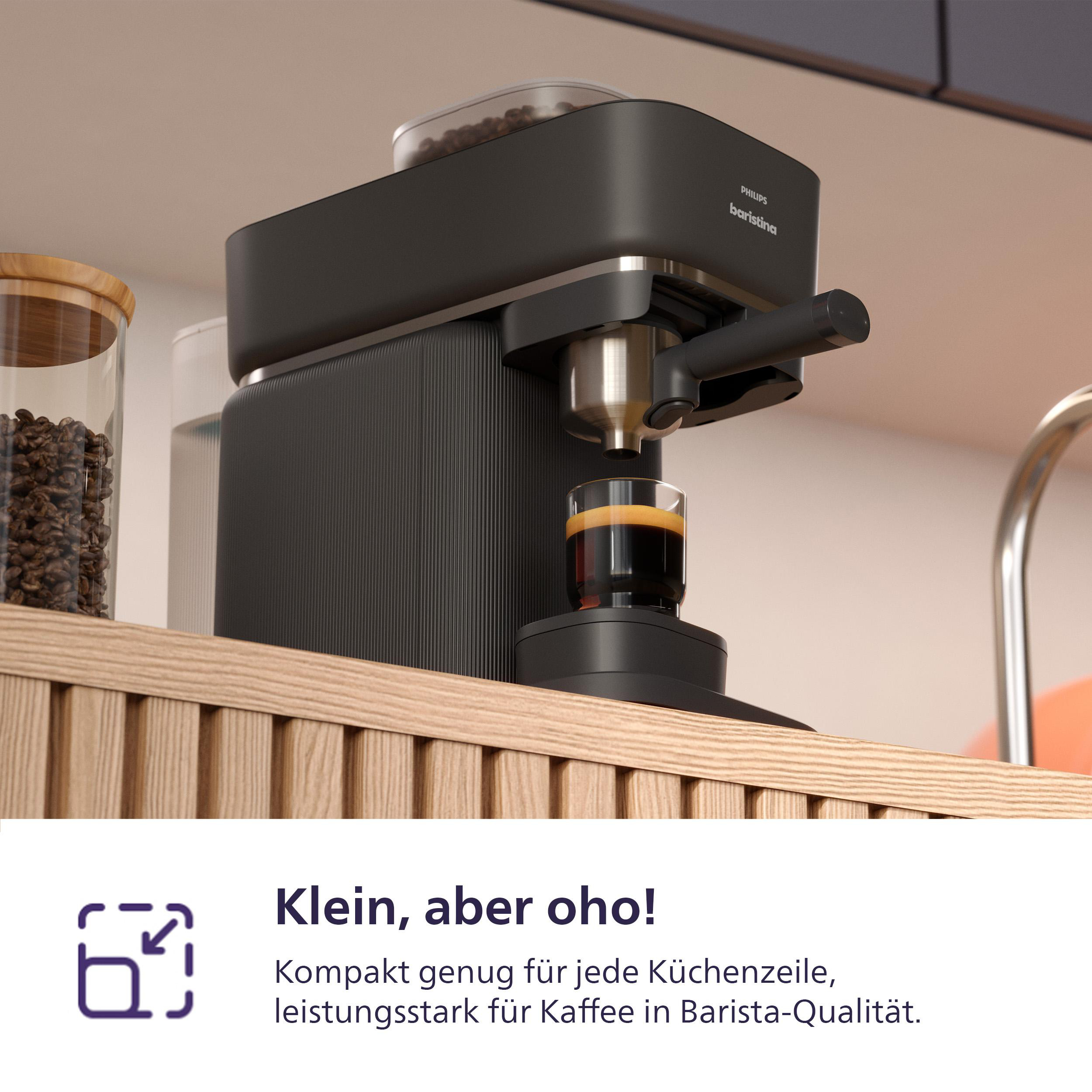 Eine schwarze Philips Espressomaschine mit einem Glas Kaffee. Die Maschine steht auf einem Holzregal in einer Küche.