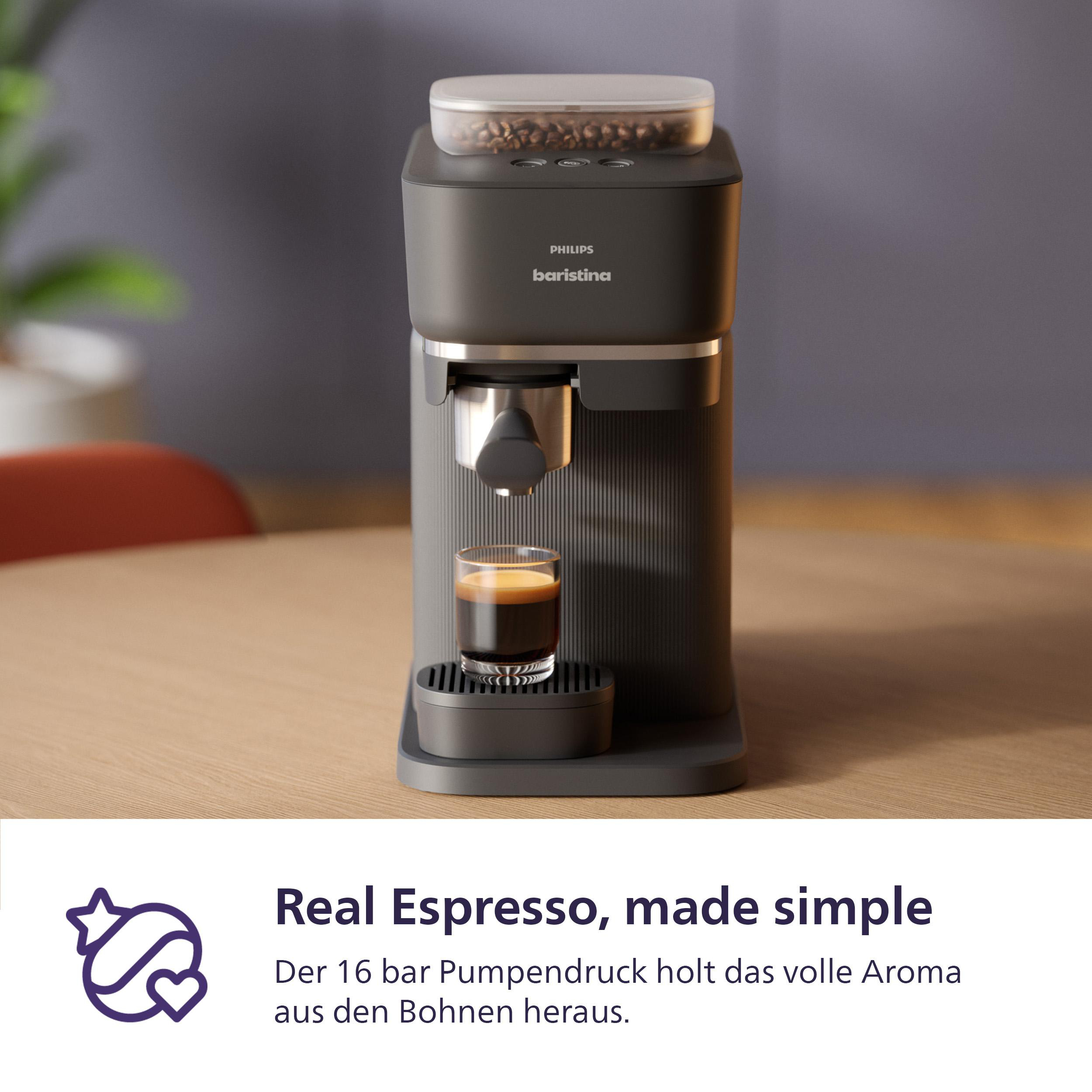 Espressomaschine mit Kaffee und Bohnen. Graue Farbe, mit einer Kaffeetasse auf einem Holztisch.