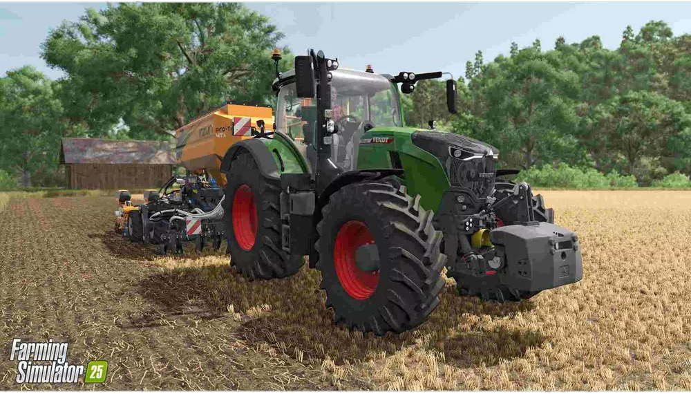 Een groene tractor op een veld in een spelomgeving, met landbouwwerktuigen.