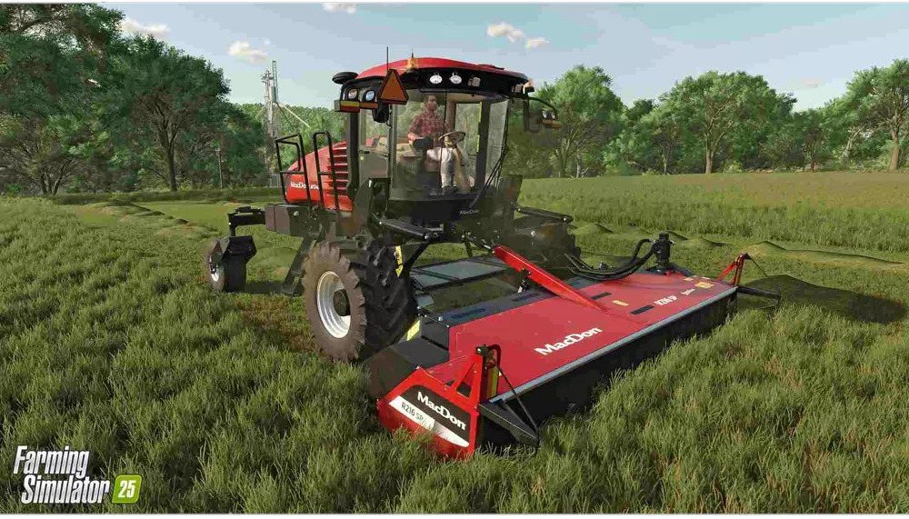 Een rode en zwarte combine op een veld, met een man die rijdt.