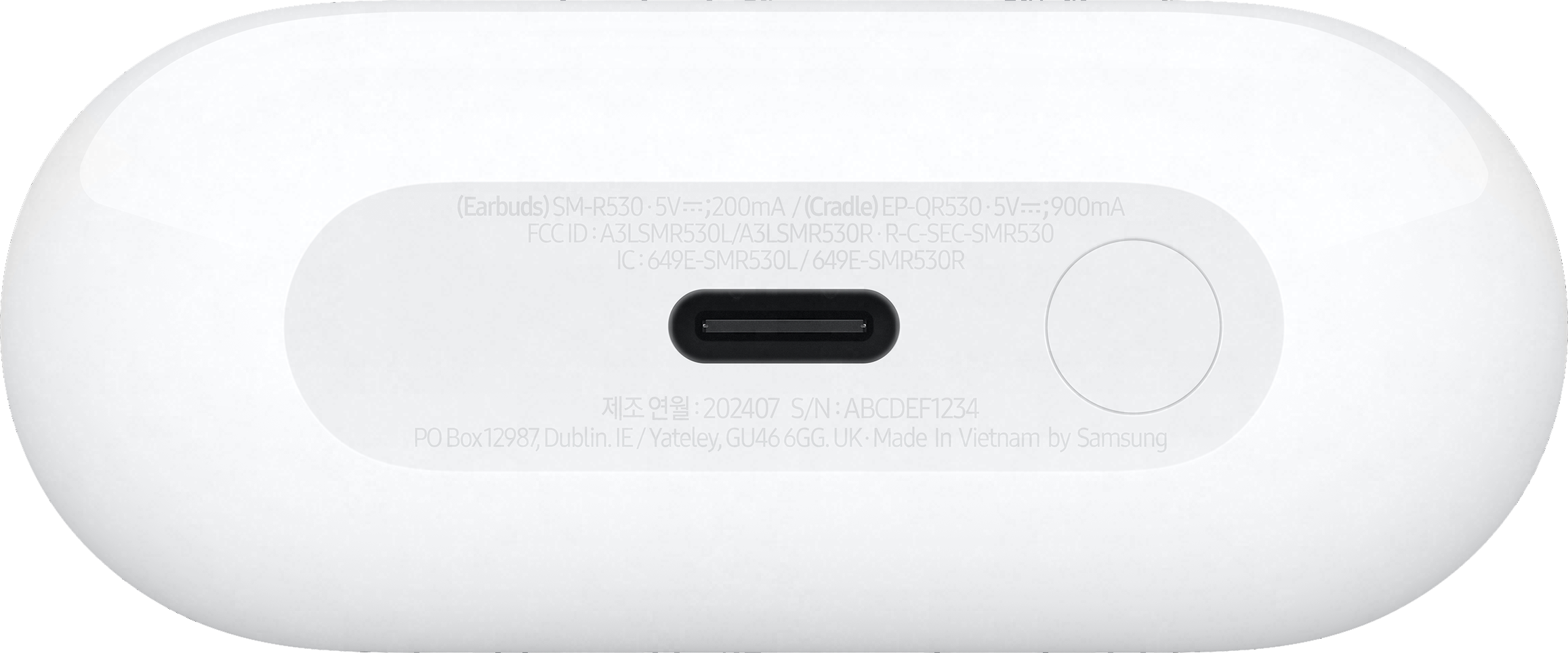 Fehér töltőtok USB-C porttal és termékinformációval.