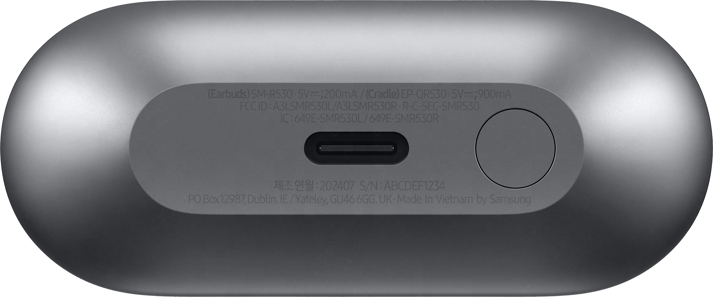Szürke töltőtok alja, USB-C porttal és szöveggel. A szöveg modelladatokat tartalmaz.