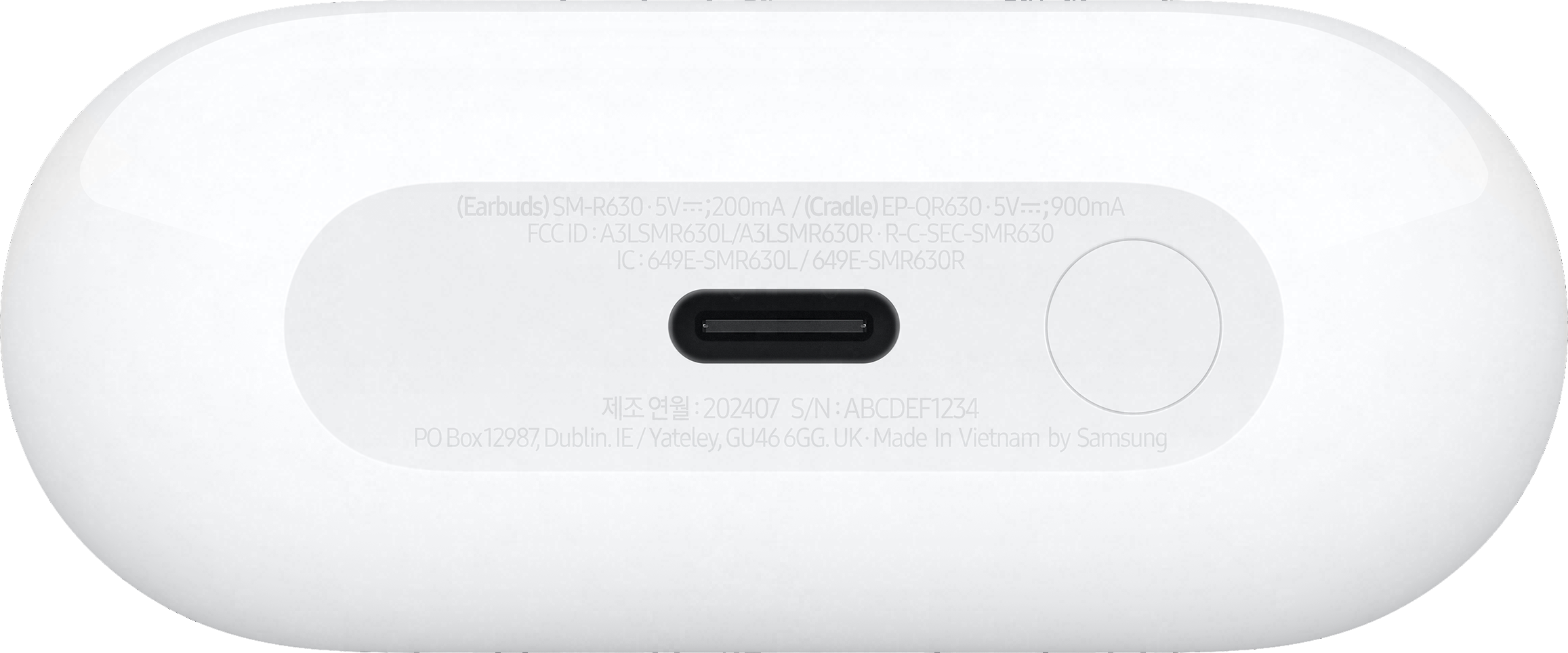 Fehér töltőtok alja USB-C porttal és műszaki információkat tartalmazó szöveggel.