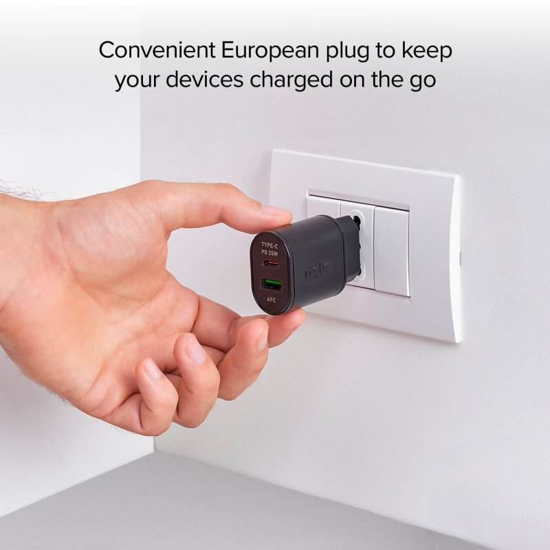 Hand steckt ein schwarzes Ladegerät in eine Steckdose. Text: Praktischer europäischer Stecker.