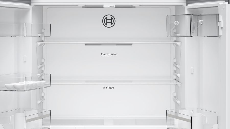 Interior vacío de refrigerador blanco con estantes y el logo de Bosch.