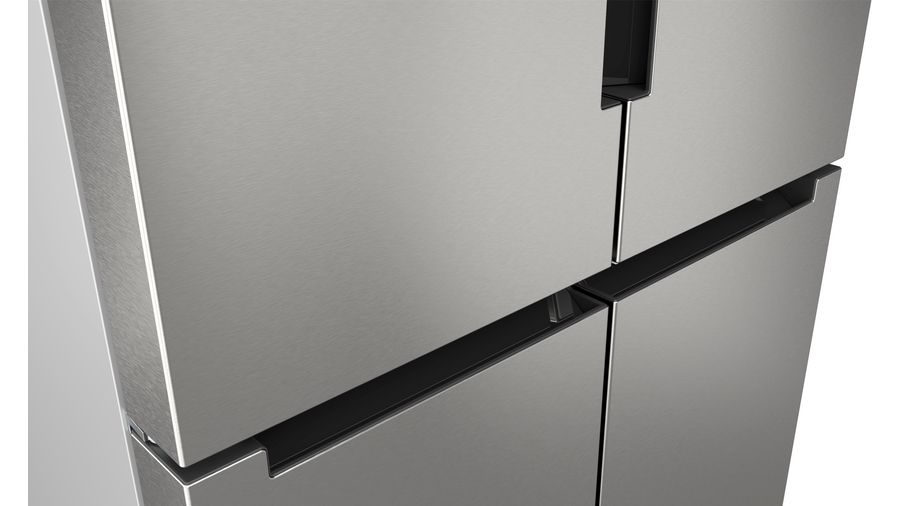 Primer plano de un refrigerador de acero inoxidable. Las puertas están cerradas.