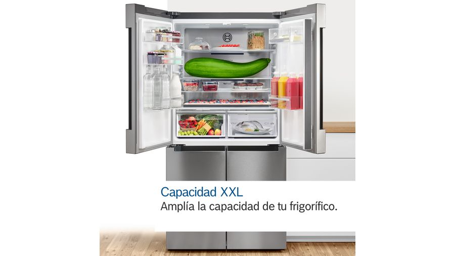 Refrigerador abierto de acero inoxidable con verduras y comida. Texto: Capacidad XXL.