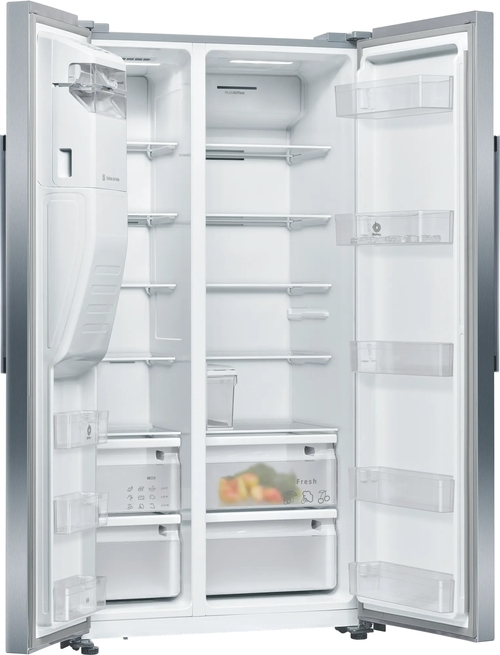 Un refrigerador abierto, que muestra estantes, cajones y contenido, incluyendo productos frescos.