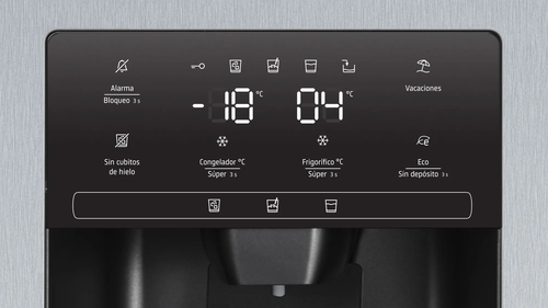 Primer plano de la pantalla digital en un electrodoméstico de acero inoxidable.