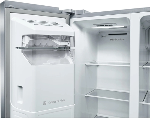 Interior de refrigerador con máquina de hielo, estantes y sistema MultiAirflow visible.