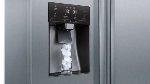 Puerta de refrigerador de acero inoxidable con dispensador de hielo y agua, un vaso lleno de hielo.