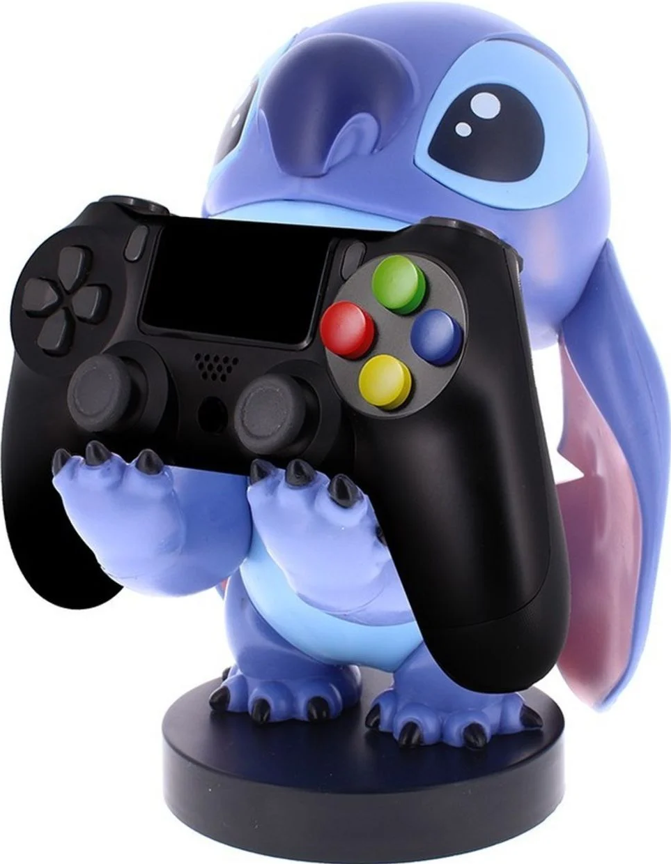 Stitch tenant une manette PS4 noire sur un socle.