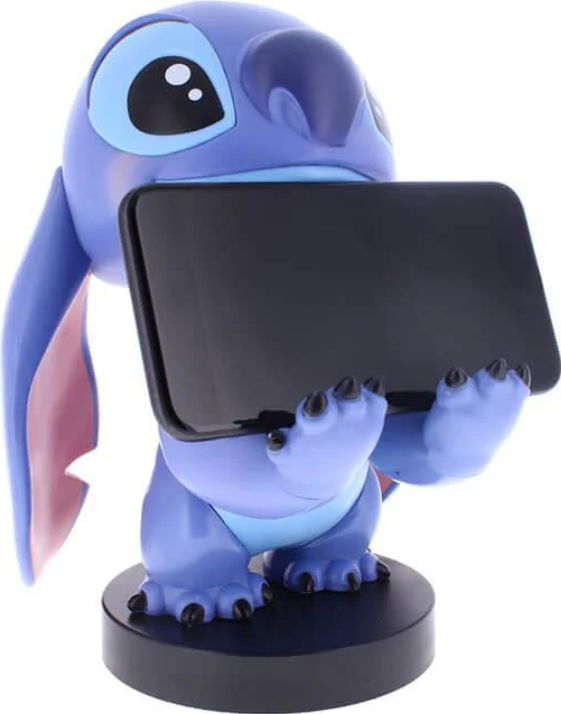 Une figurine bleue de Stitch tenant une tablette noire, sur une base noire, sur fond blanc.