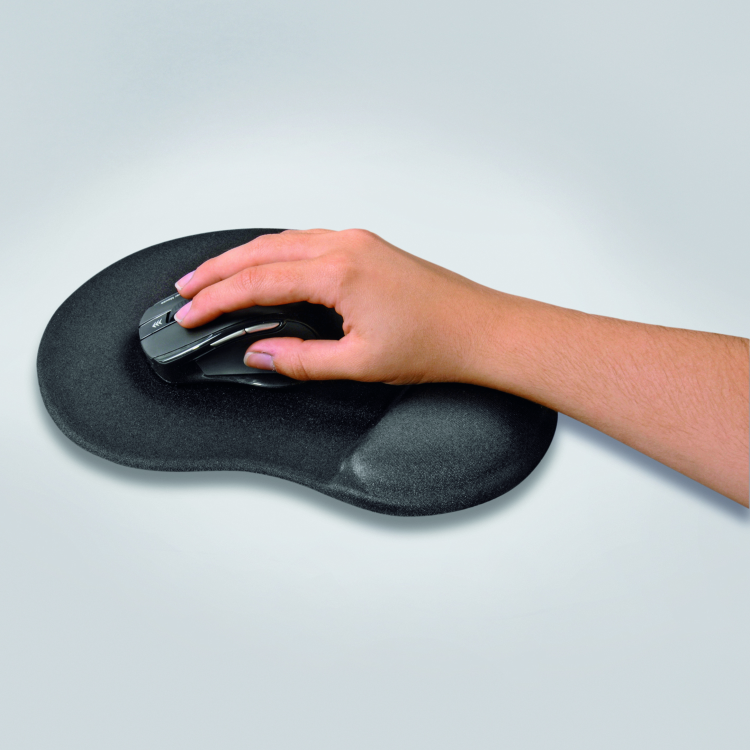 Hand die een zwarte muis gebruikt op een zwart ergonomisch muismatje, op een witte achtergrond.