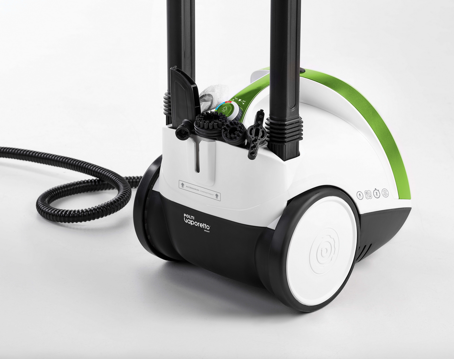 Una limpiadora a vapor blanca y verde con accesorios sobre un fondo blanco.