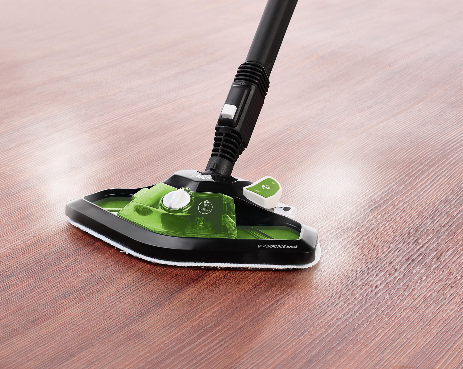 Una mopa de vapor en un suelo de madera, limpiando la superficie.