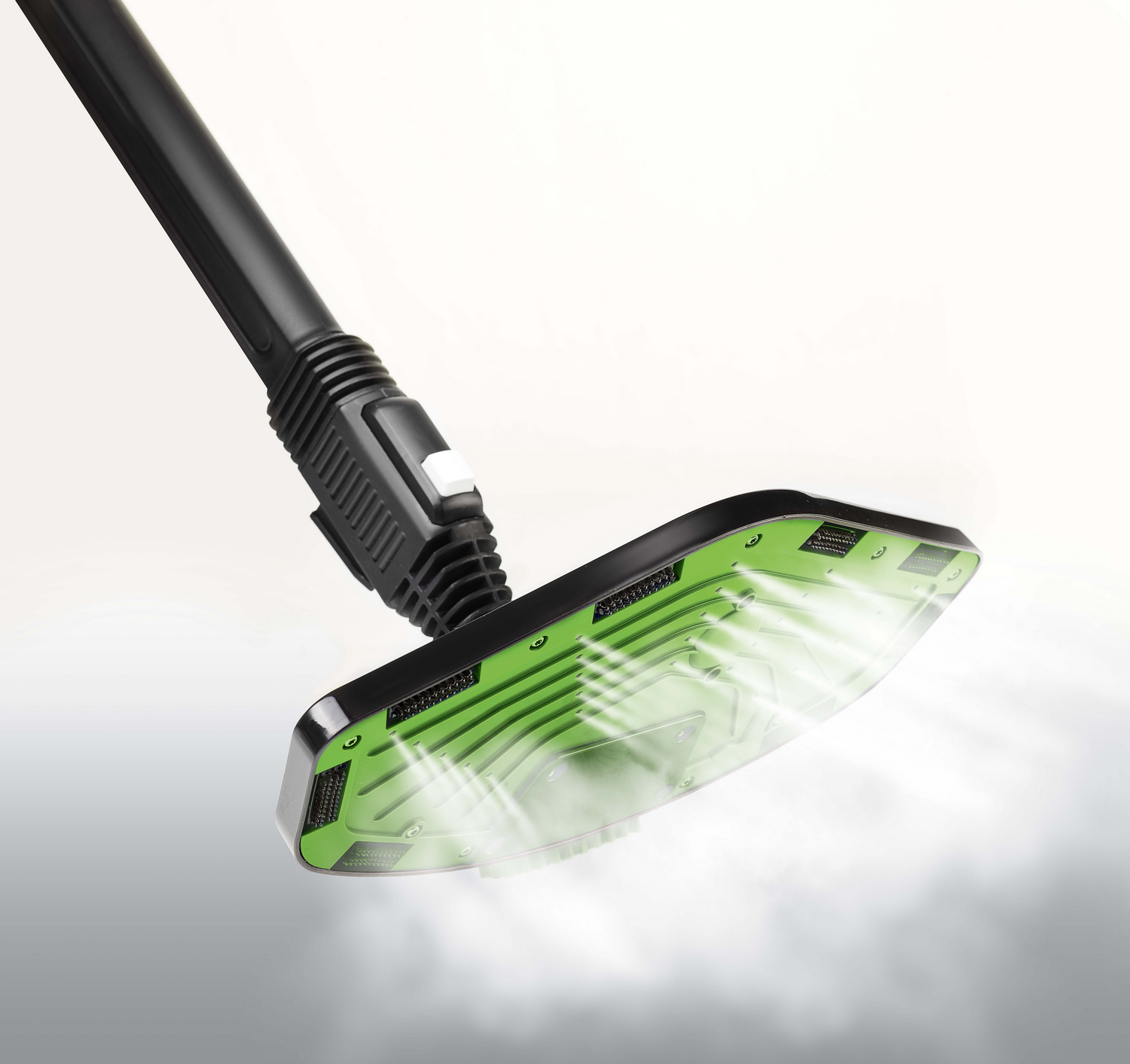 Un limpiador a vapor con un cabezal de limpieza verde.