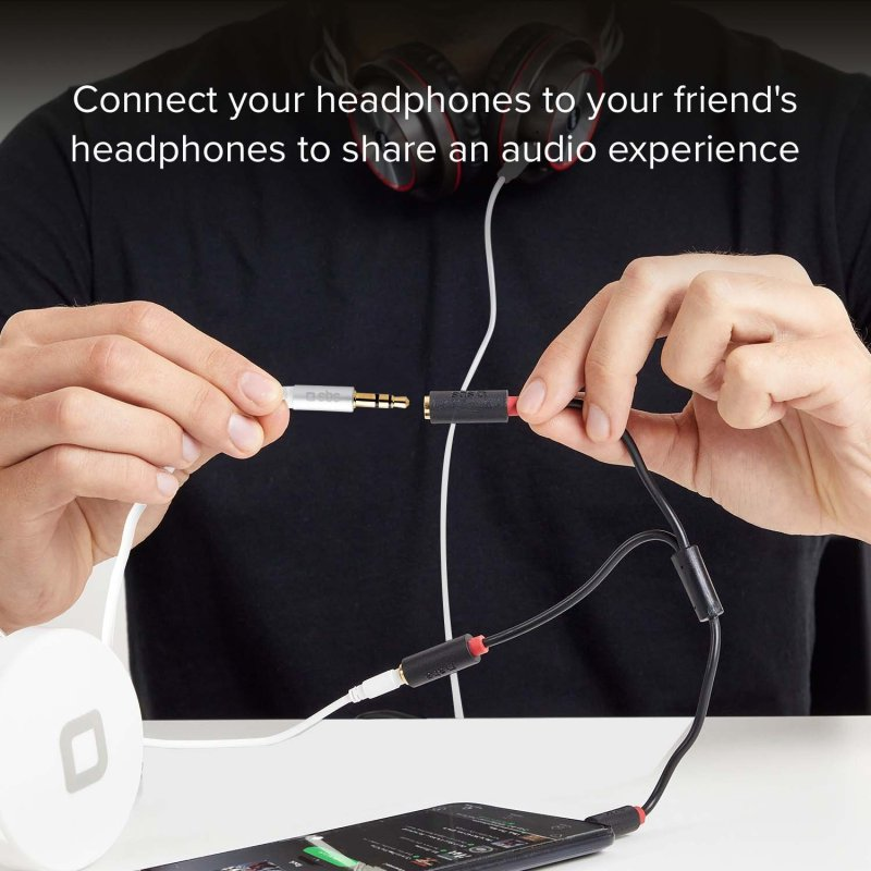 Zwei Personen verbinden Kopfhörer, um Audio von einem Smartphone zu teilen.