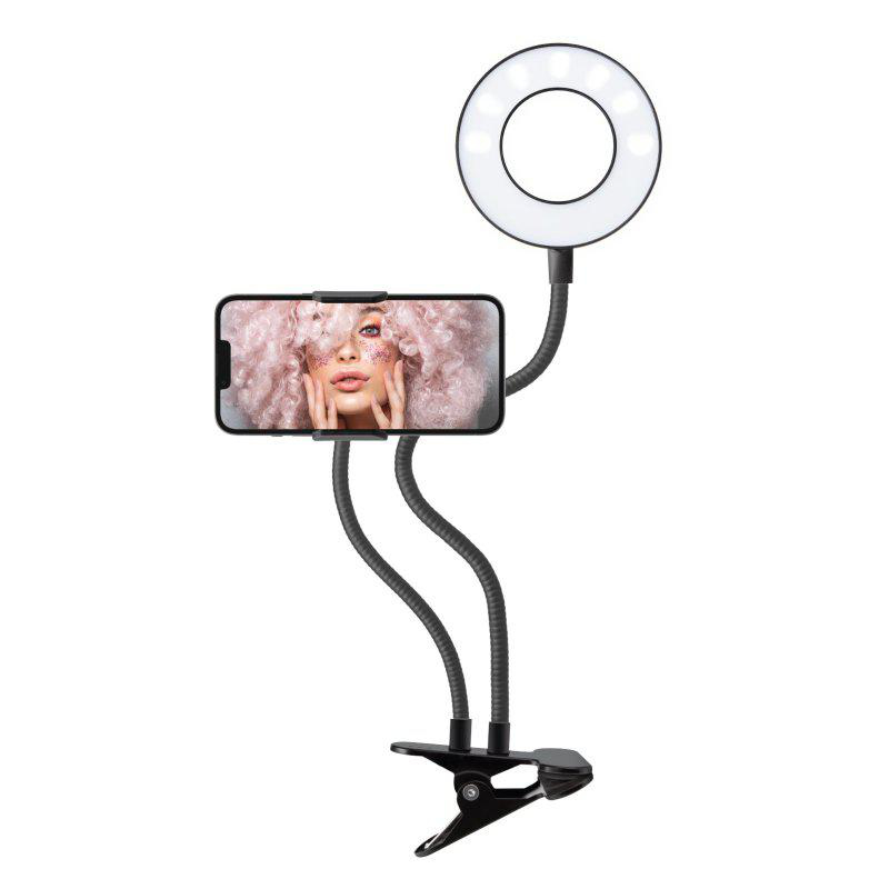 Ein Telefon mit dem Gesicht einer Frau in einem Ringlicht und Telefonhalter auf weißem Hintergrund.