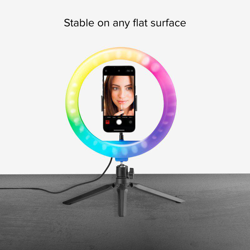 Ringlicht mit Telefon, das das Gesicht einer Frau zeigt. Es steht auf einem Stativ. Text: Stabil auf jeder flachen Oberfläche.