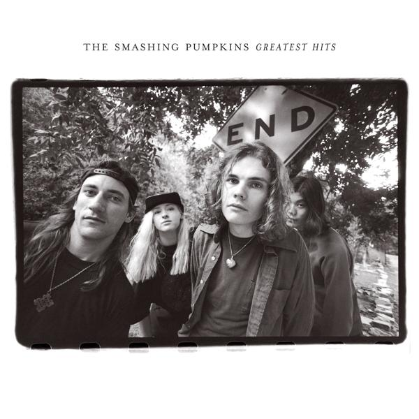 The Smashing Pumpkins Greatest Hits Albumcover, Band vor einem 'END'-Schild.