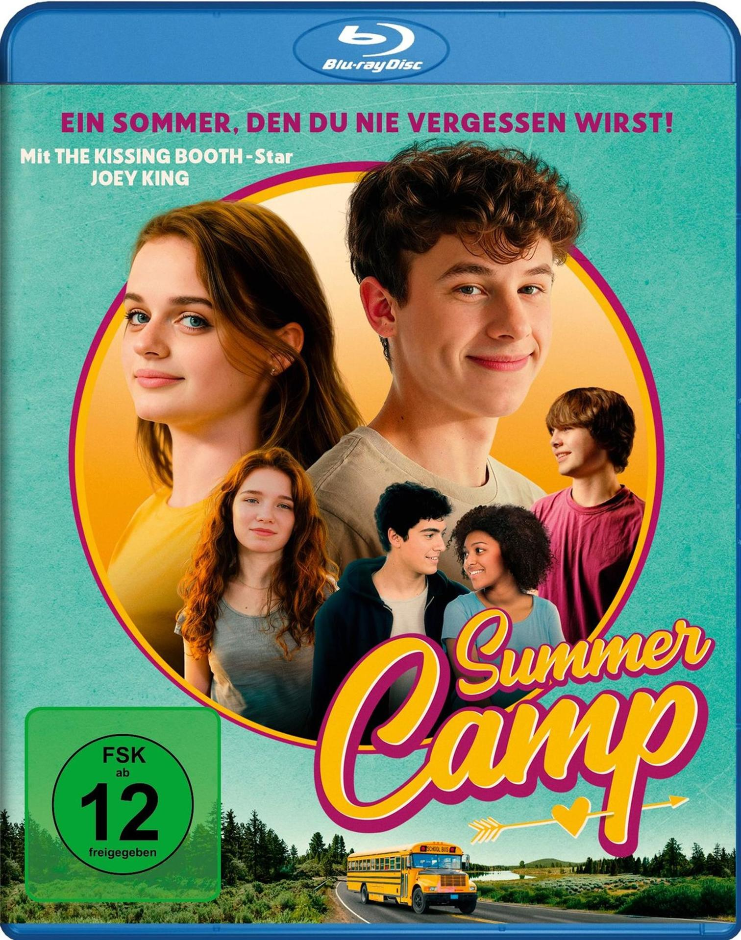 DVD-Cover für den Film „Summer Camp“. Mehrere junge Schauspieler auf blauem Hintergrund.