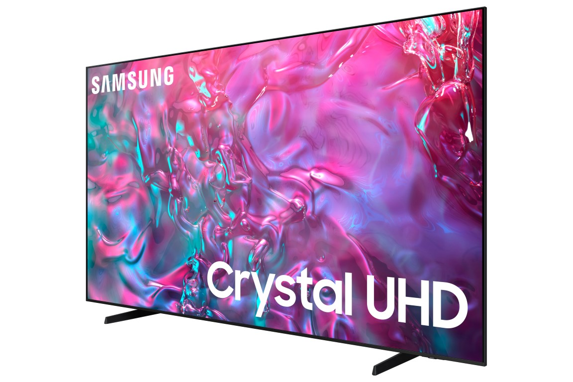 Büyük bir Samsung Crystal UHD TV'nin açılı görünümü. Ekran renkli soyut desenler görüntüler.