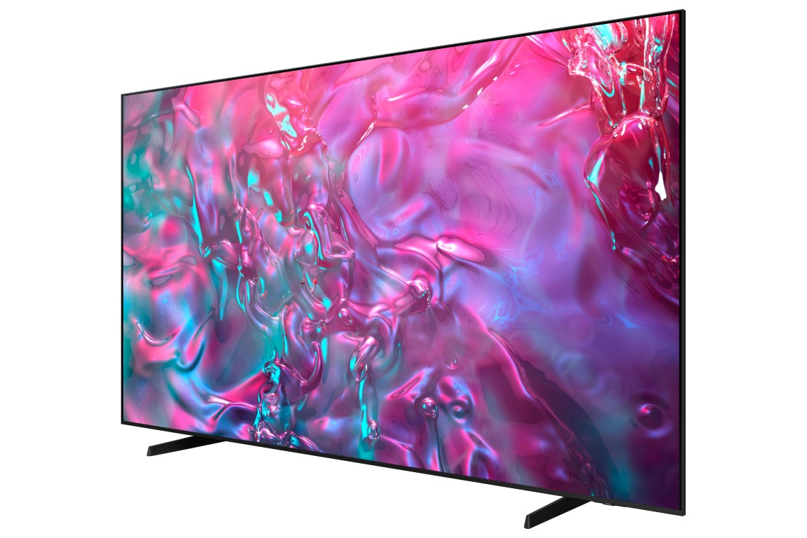 Pembe ve mor ekrana sahip büyük Samsung TV. İki siyah ayak üzerinde duruyor.