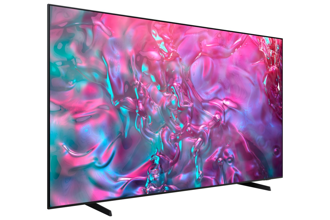 Düz ekranlı bir TV açılı olarak gösterilir. Ekran pembe ve turkuaz bir degrade gösterir.