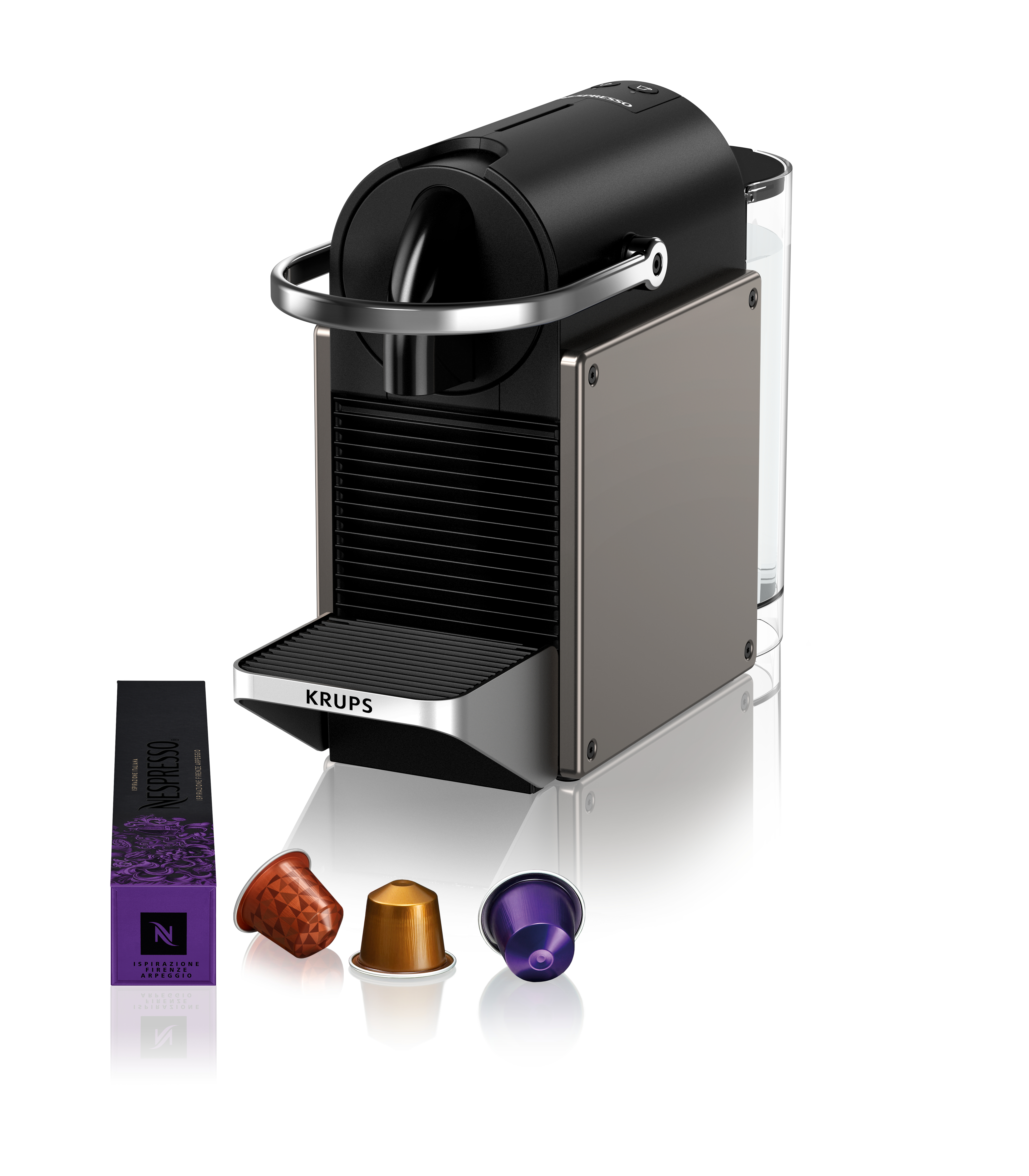 Schwarze und silberne Krups Nespresso-Maschine mit Kapseln und Schachtel auf Weiß. Maschine hat Wassertank.