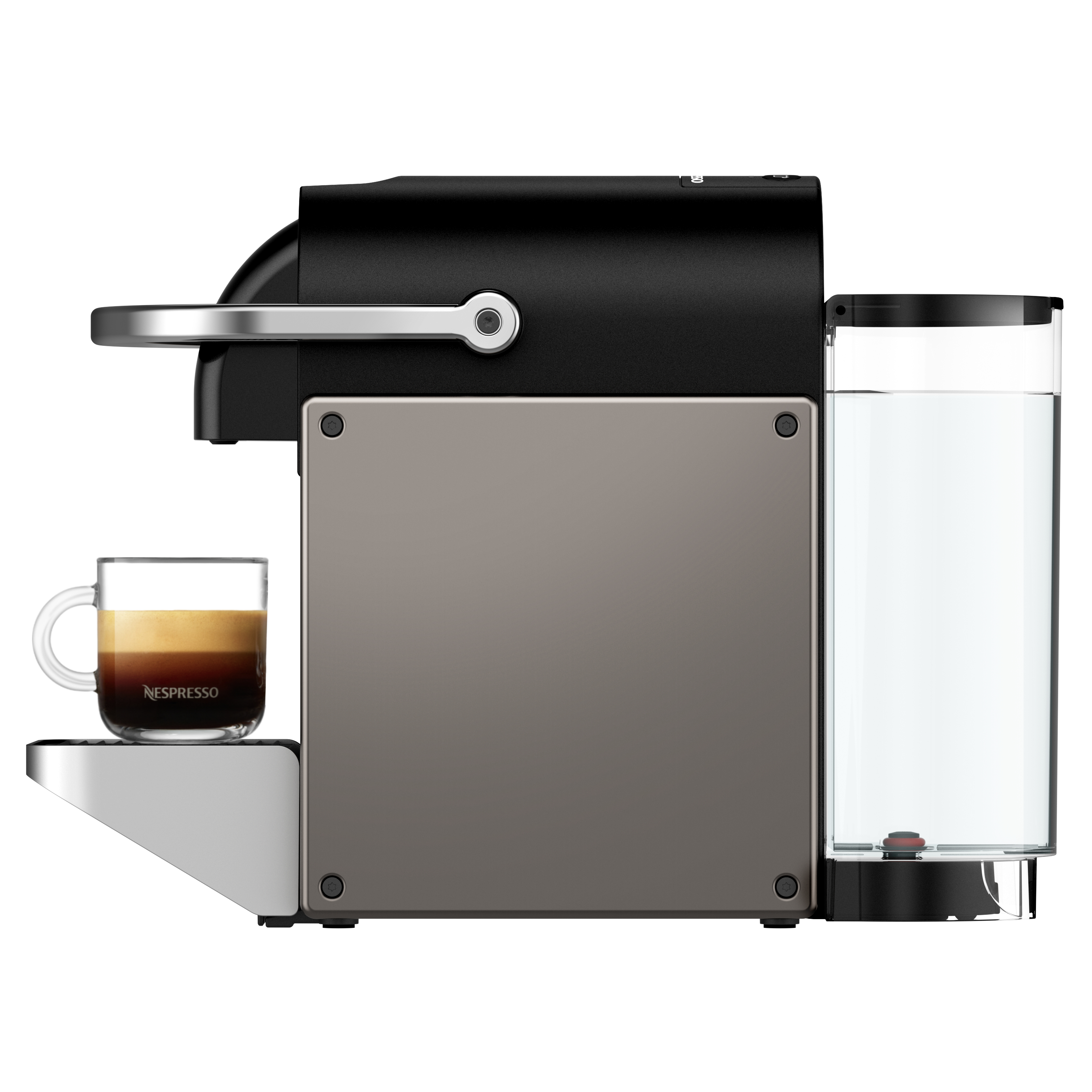 Schwarze Nespresso-Maschine mit einem Glas Kaffee links und Wassertank rechts.