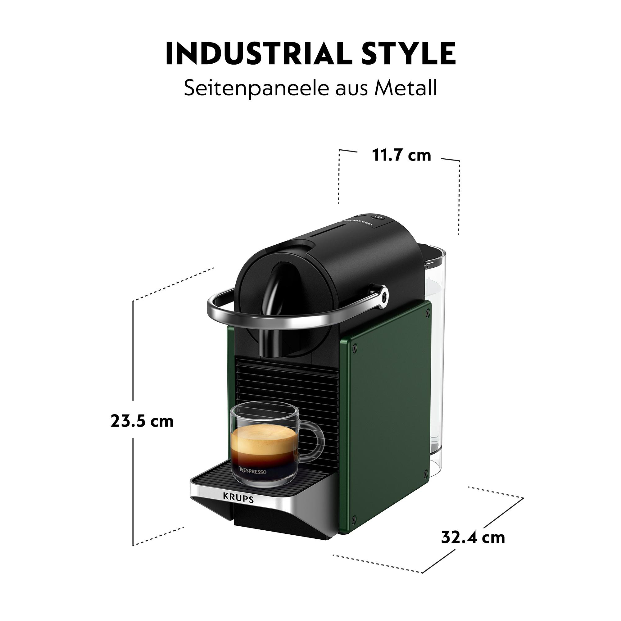 Grüne und schwarze Nespresso-Kaffeemaschine mit Maßangaben. Eine Tasse Kaffee steht unter dem Auslauf.