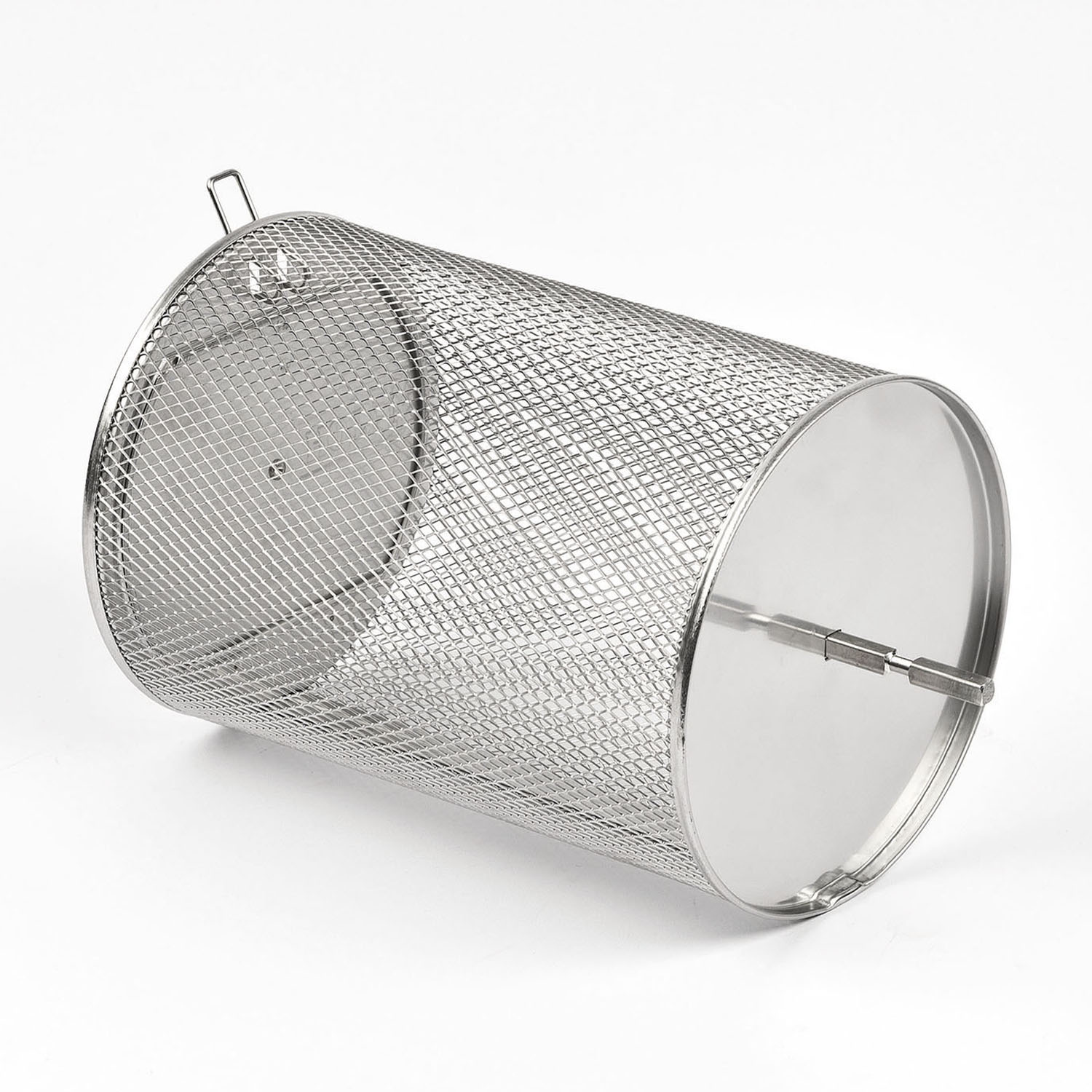 Un cestello cilindrico argentato con design a rete, per cucinare, su una superficie bianca.