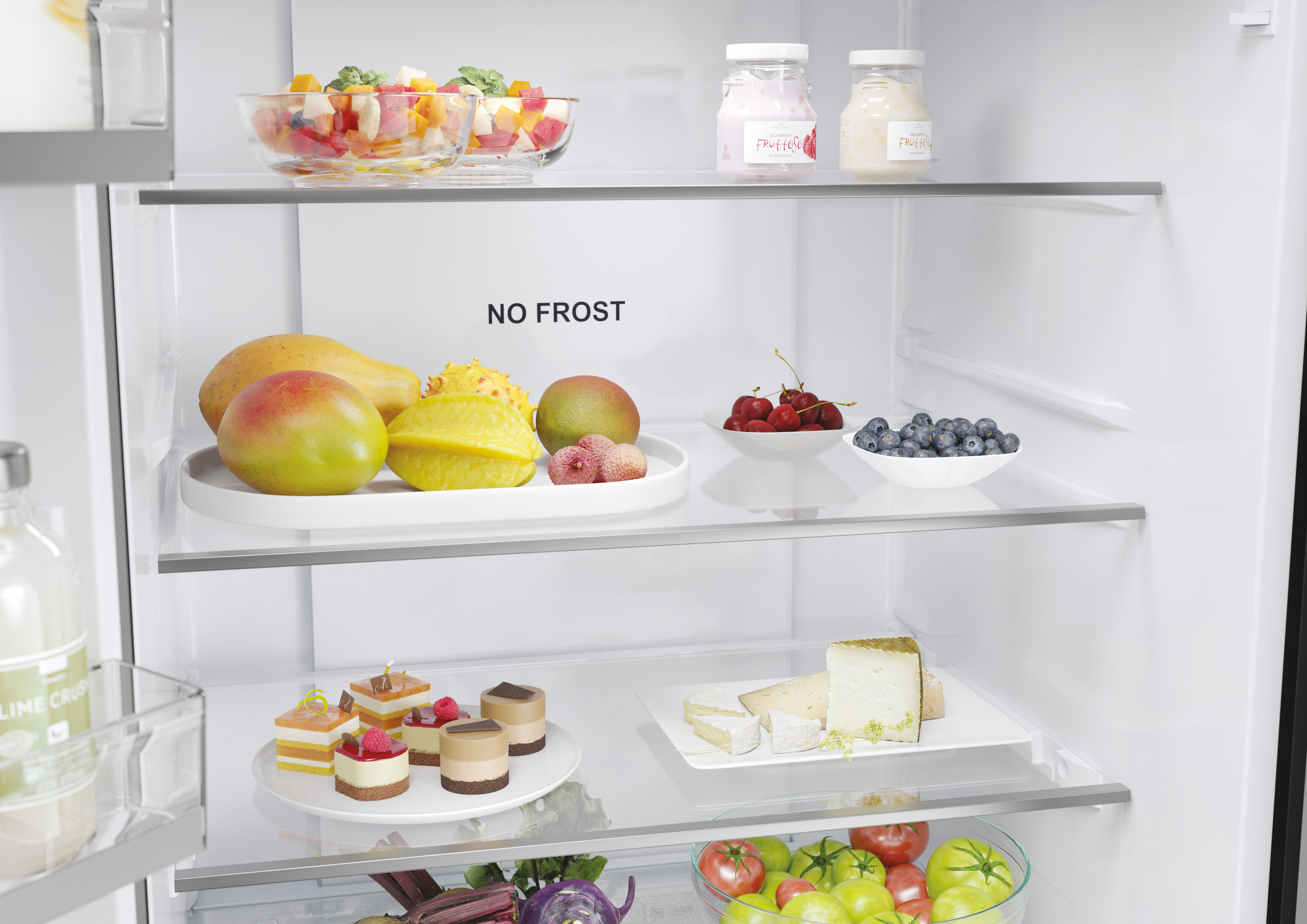 Kühlschrankinnenraum mit Früchten, Desserts und dem Wort 'NO FROST'.