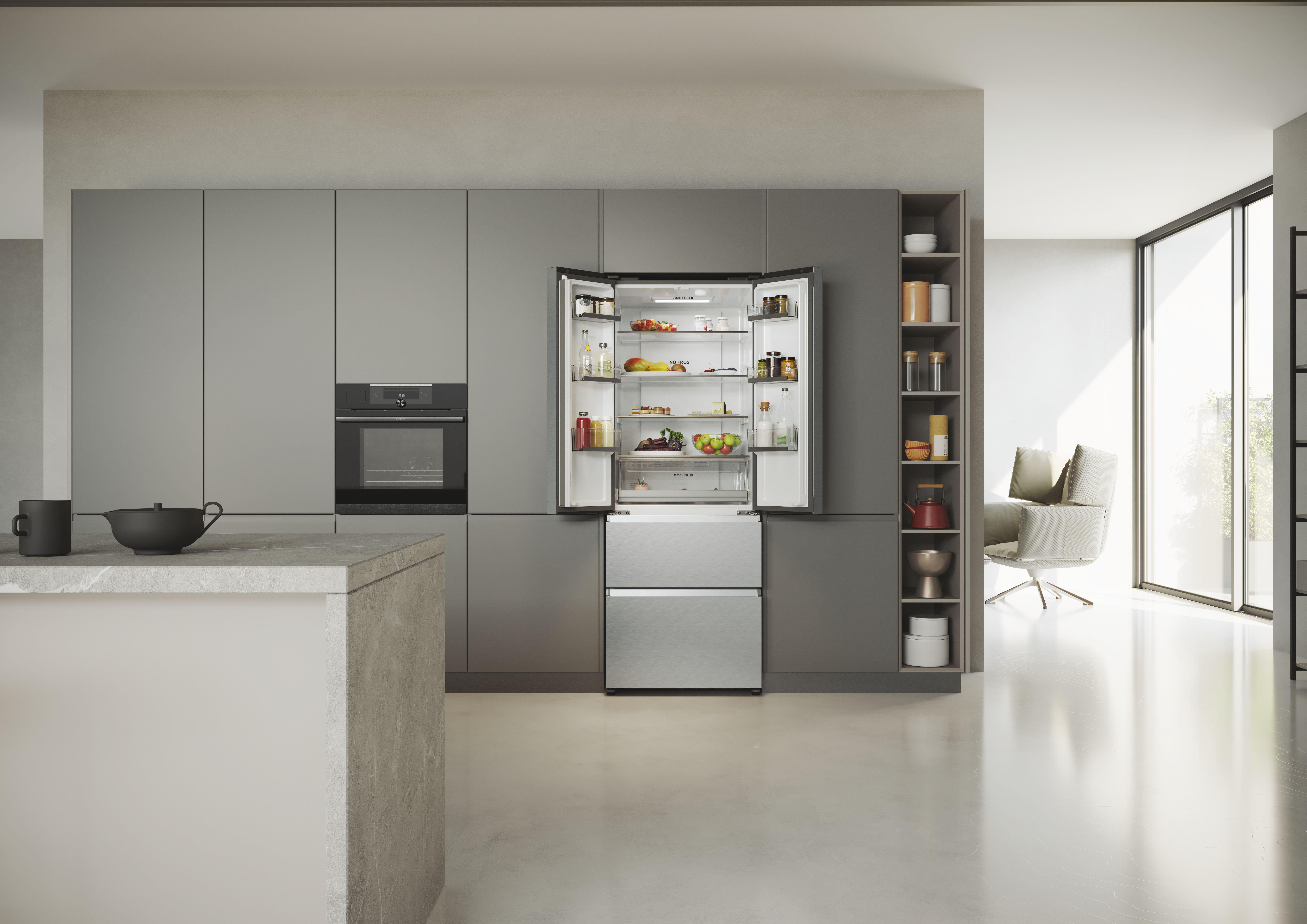 Eine moderne Küche mit einem offenen Kühlschrank voller Lebensmittel. Graue Schränke und eine helle Arbeitsplatte sind zu sehen.